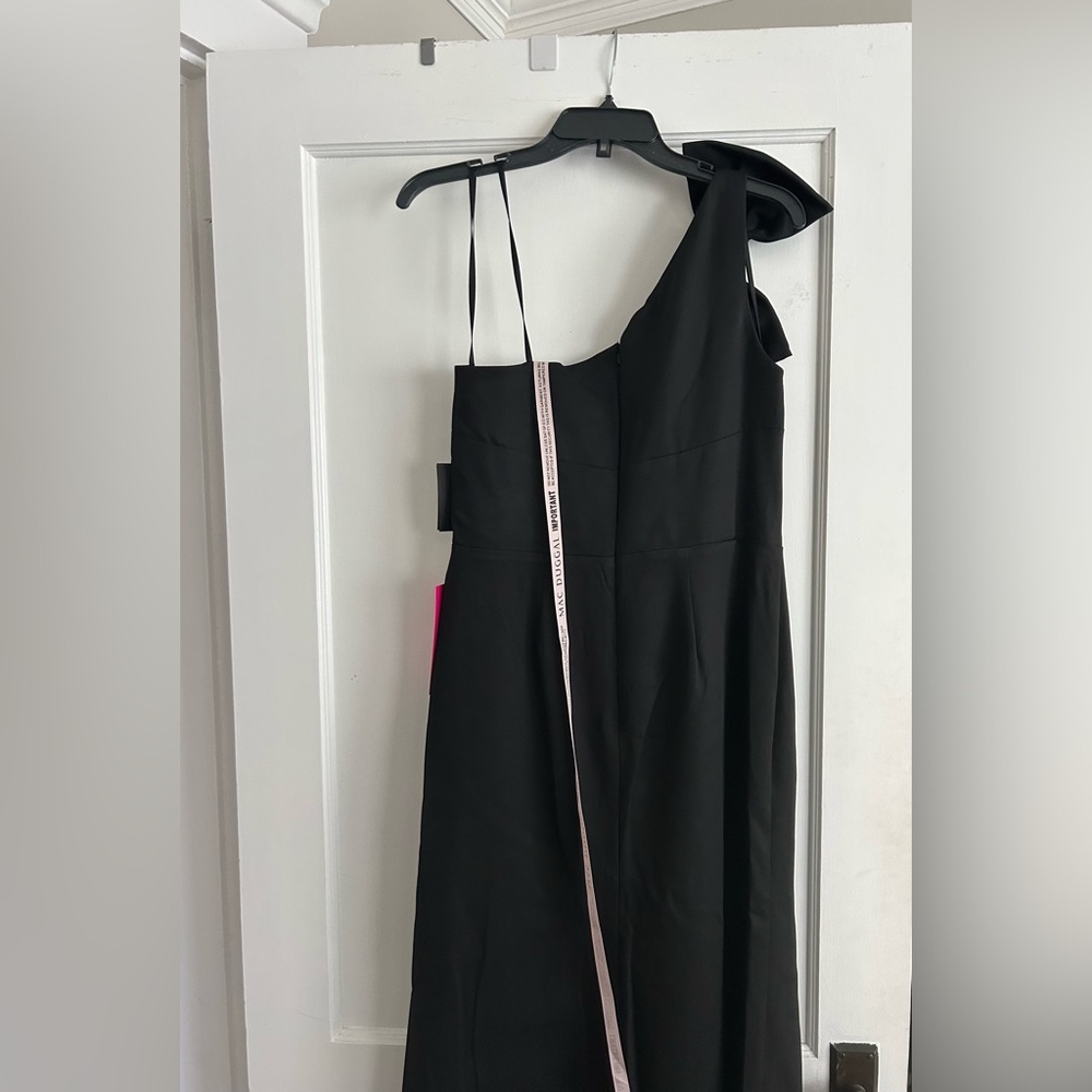 Elegant Black Sleeveless Dress - Picture 10 of 10